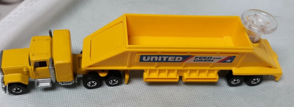 Plataforma de dirección Hot Wheels GMC Truck United Feed & Grain casi nueva sin playkeeper amarillo Foto 4 de 4