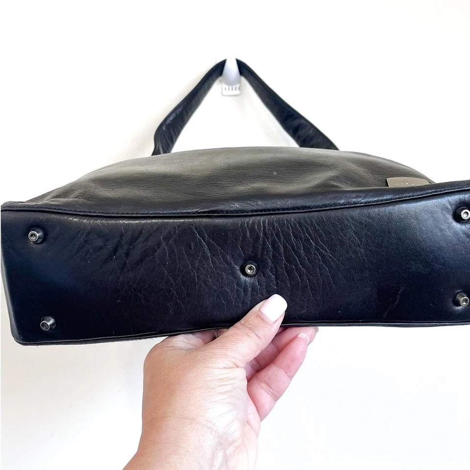 Bolso de hombro Hobo de cuero suave negro Perlina New York Foto 4 de 4