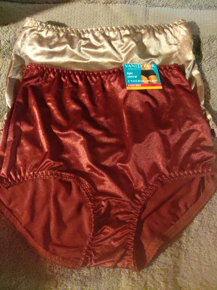 Lot of 4 Vanity Fair Women's briefs Size 7 satin panties - Image 4 of 4