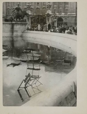 Chairs were thrown pond at Queen Victoria Memorial Buckingham Palac- Old Photo