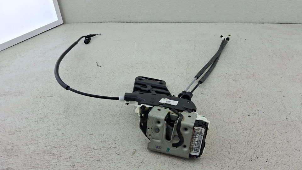 Jeep Compass 2017-2025 actuador de cierre de puerta del lado del pasajero delantero derecho OEM Foto 3 de 4