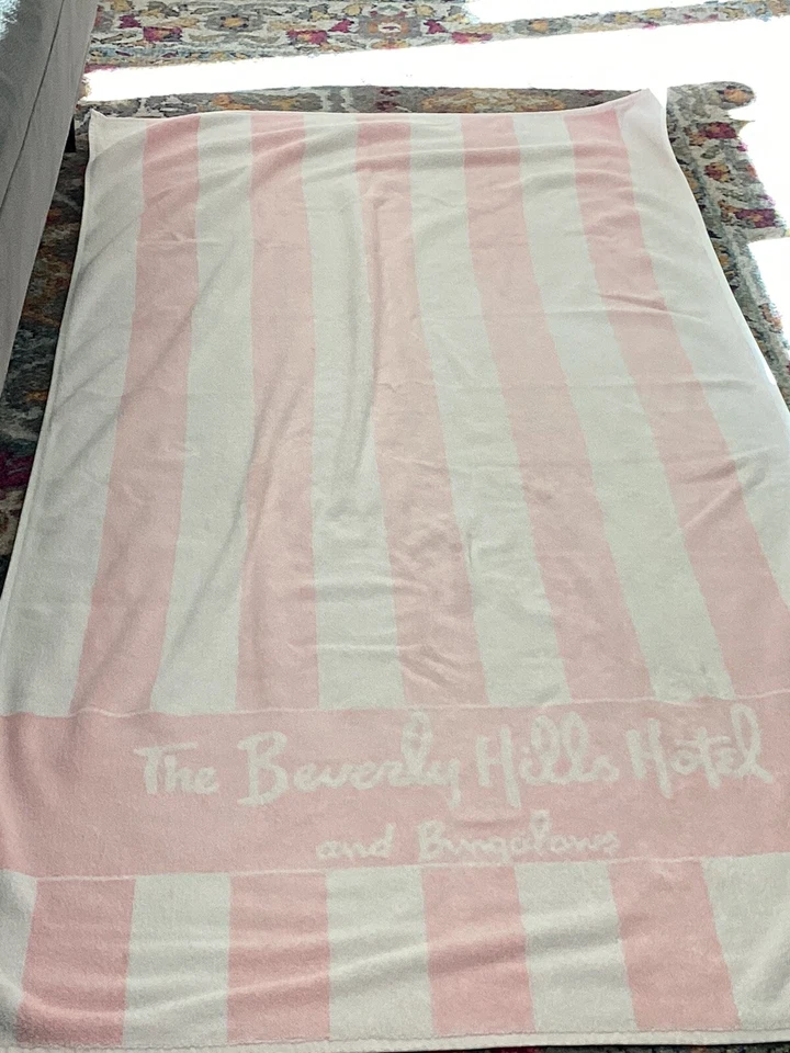 Toalla de piscina a rayas rosa y blanco de colección “The Beverly Hills Hotel & Bungalow” Foto 2 de 4