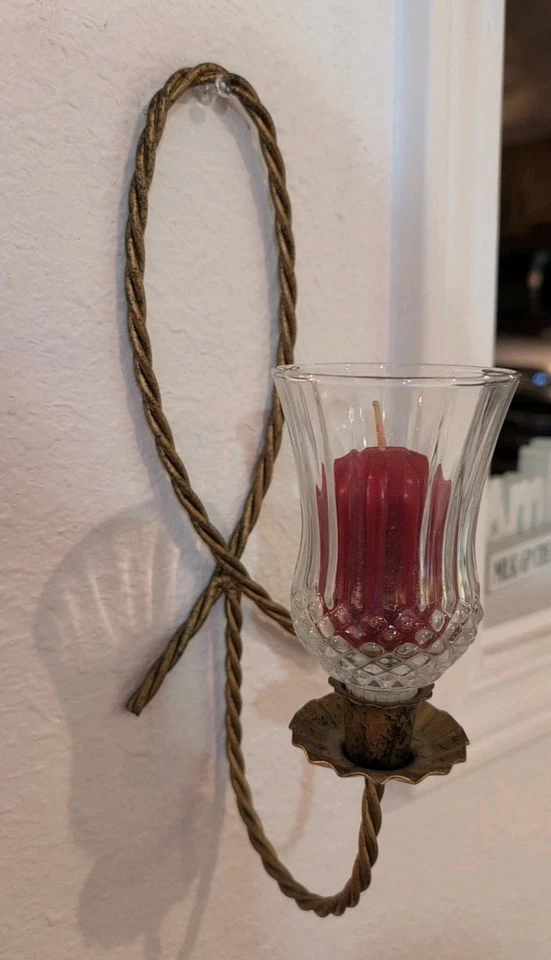 Candelabro/alique de cuerda trenzada de metal dorado/negro Homco de colección con vela votiva y roja Foto 2 de 4