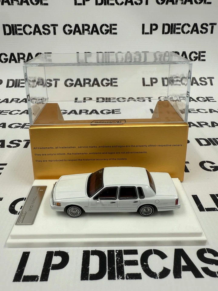 MK Miniatures 1992 Lincoln Town Car роскошный белый литой 1:64 - Изображение 2 из 3