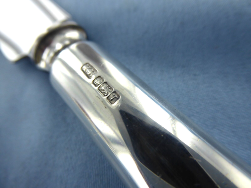 A VINTAGE SET OF EIGHT STERLING SILVER OLD ENGLISH DINNER KNIVES SHEFFIELD 1993 - Picture 9 of 10