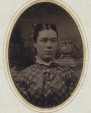 SHARP PORTRAIT OF BEAUTIFUL YOUNG WOMAN W/ LIGHT EYES