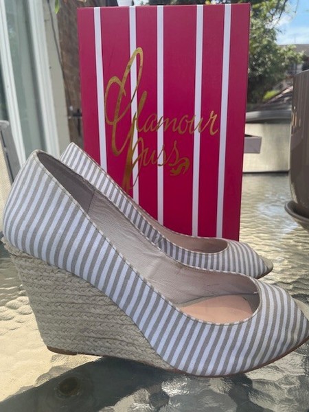 GLAMOUR PUSS Vetoe Beige/White Stripes Wedge Peep-Toe Shoes Womens Sz 41