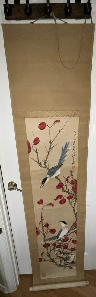 Pergamino colgante chino que representa urracas encaramadas en ramas por Zhang Daqian Foto 2 de 4