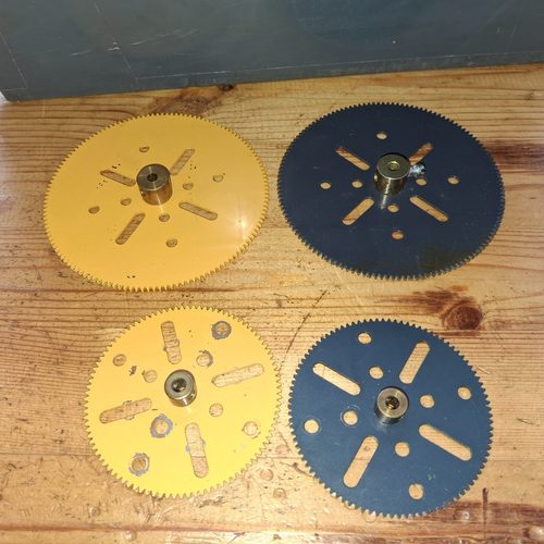 4 X PZ (2 CADAUNO #27B/27C) NERO LUCIDO/GIALLO MECCANICO TIMBRATO RUOTA DENTATA - Foto 2 di 2