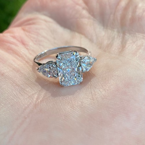 Bague de fiançailles 3 pierres IGI 2,72 ct E-VS1 laboratoire cultivé taille radiante diamant or 14 carats - Photo 3 sur 16