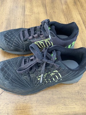 youth black tennis shoes