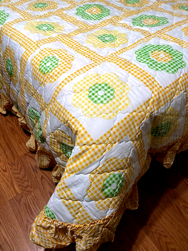 VTG 60s 70s..BRIGHT YELLOW & GREEN FLORAL..QUILTED BEDSPREAD..NEW..110" X 98" - Picture 2 of 6