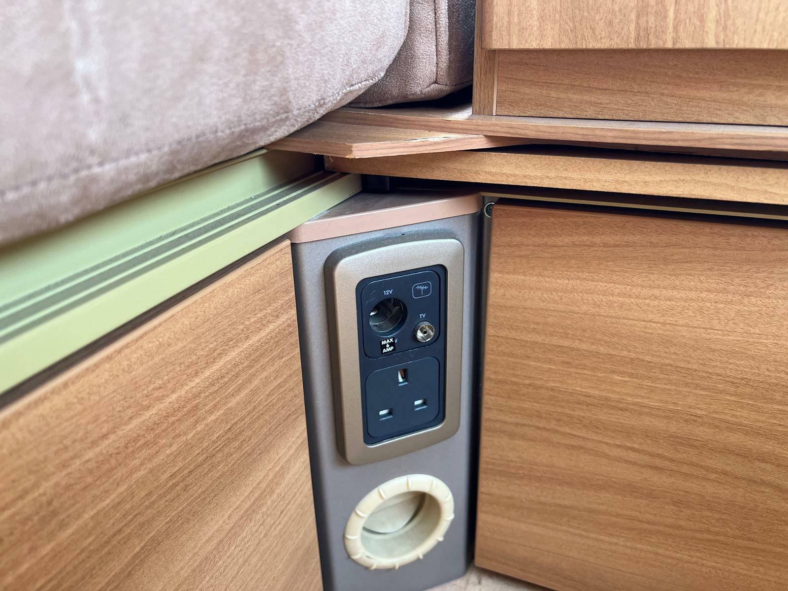 2010 Swift Conqueror 480 Caravan Motor Mover **End Bathroom Top of