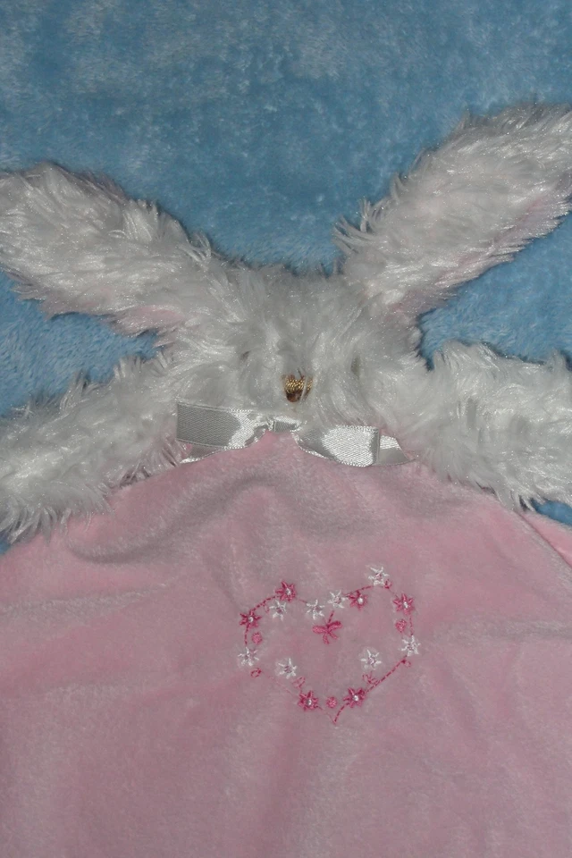 Mantas y más allá Blanco Conejo Conejo Rosa Manta de Seguridad Flor Corazón Satinado Foto 2 de 3