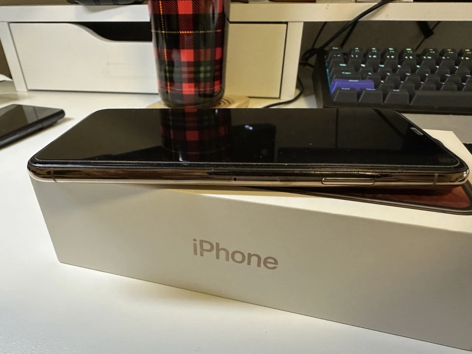 Apple iPhone XS Max - 64 GB - Gold (Unlocked) w/ Original box  - Image 3 of 4