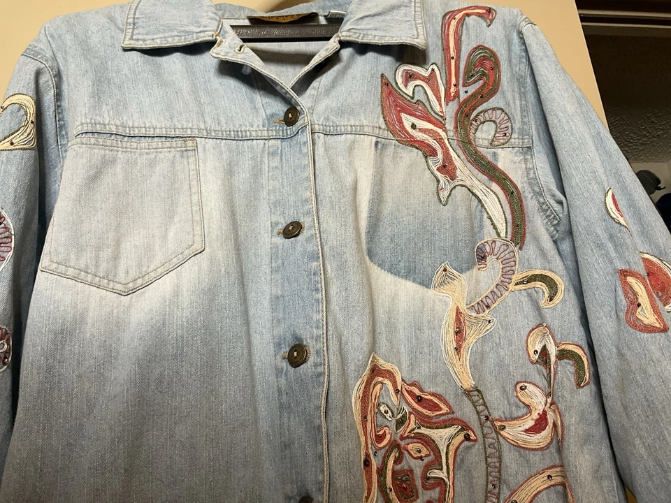 Jaqueta jeans ERIK STEWART VINTAGE BORDADA FEMININA TAMANHO 3 DESGASTADA 1890-1990’S - Imagem 3 de 4