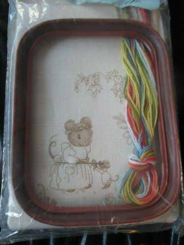 Cathy NIP Vintage DAISY'S GIFT Mouse w/FRAME Embroidery KIT -1980's - Picture 2 of 2