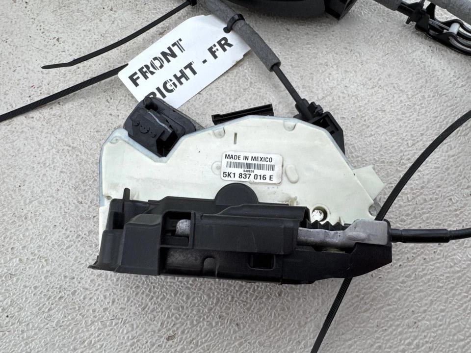 Actuador de pestillo de cerradura de puerta delantera derecha Volkswagen Golf 2015-2018 OEM 5K1837016E Foto 2 de 4