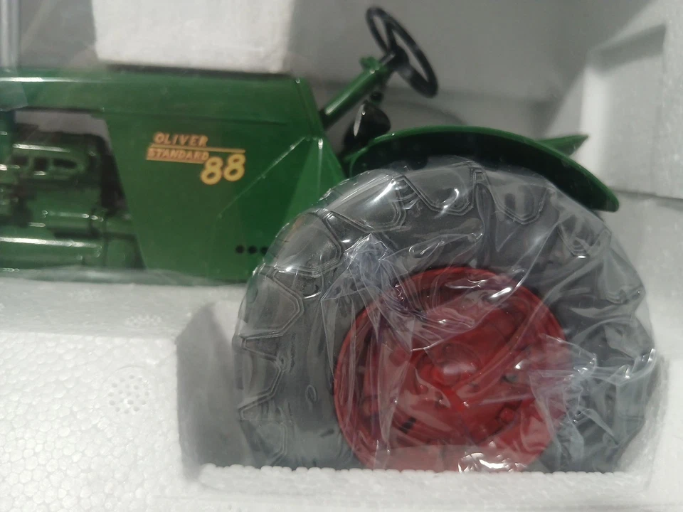 SpecCast Oliver Highly Detailed Standard 88 Gas Tractor #SCT 334 - Image 3 of 4