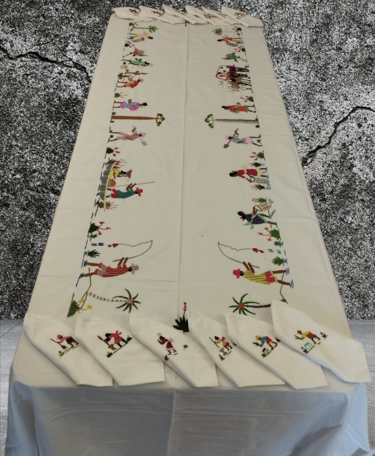 Nappe brodée main 300cm Soavani & Co pour vos repas de fête en famille