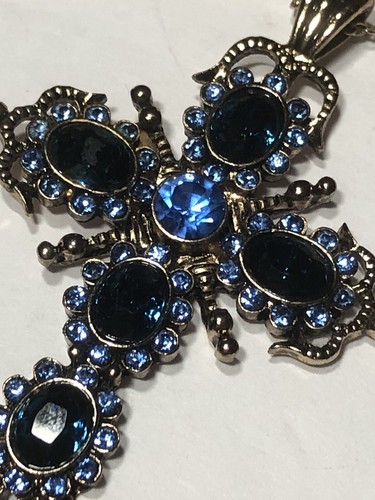 Vintage 80er-90er Jahre blau Strass Kreuz Anhänger Halskette 24" Kette goldfarben - Bild 1 von 6
