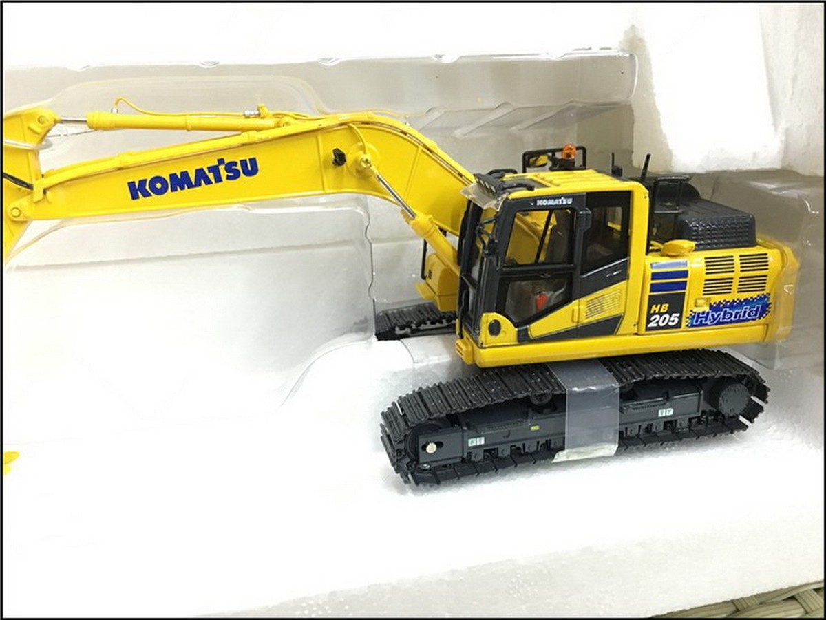 Universal Hobbies 1/50 Komatsu HB205 LC-3 Hybrid Excavator DieCast