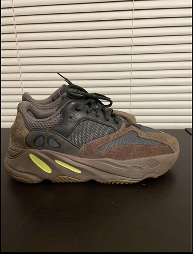 Size 9.5 - adidas Yeezy Boost 700 Mauve 