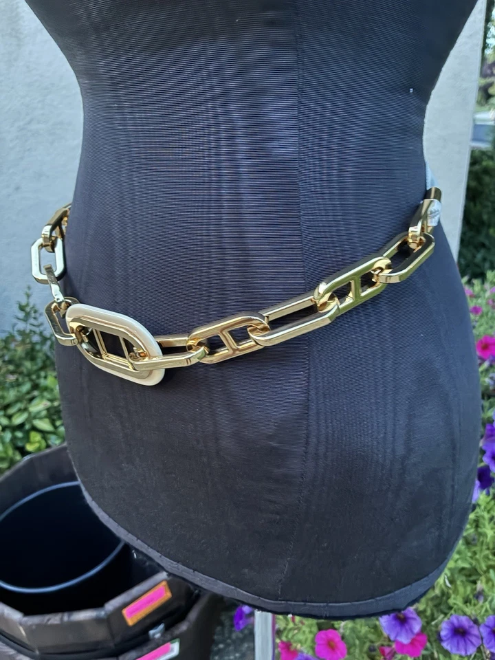 Cinturón de cadena Tory Burch tono dorado grueso lazo trasero logotipo tipo medallón Foto 2 de 4