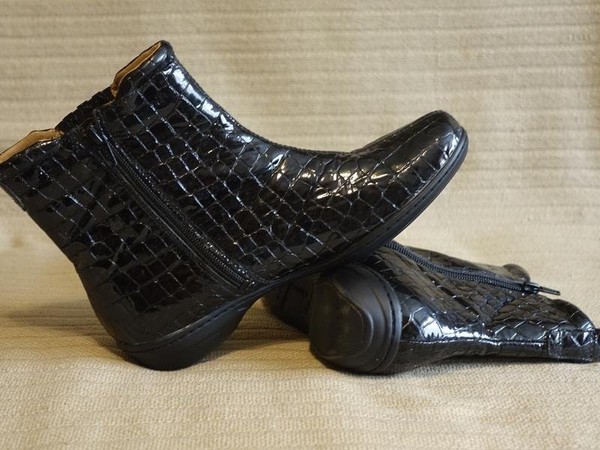 Women Clarks Boots Black Leather 37.5 #7C3L