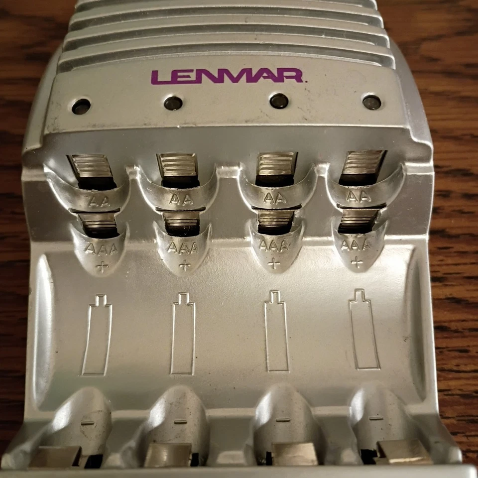 Universal Rapid Charger Battery AA & AAA Lenmar MSCAA NO CORD - Image 2 of 4