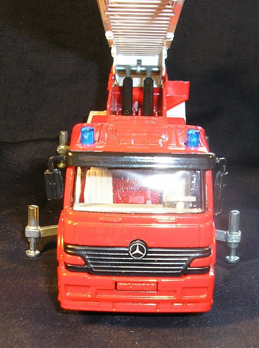 SIKU 3433 Mercedes-Benz Fire Engine Ladder Truck #112, 1:55 SIKU 3433 Mercedes-Benz Fire Engine Ladder Truck #112, 1:55