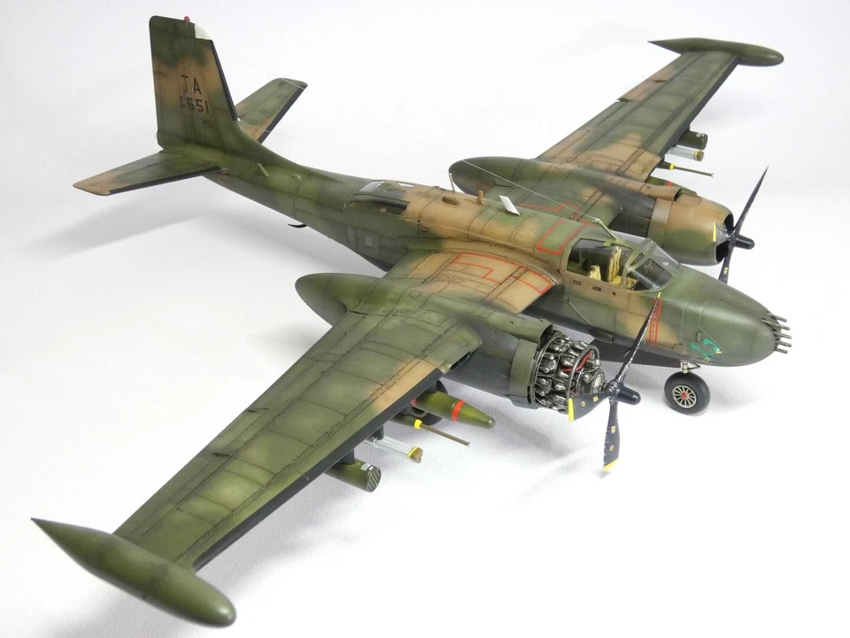 ICM 48280 - B-26K con pilotos de la USAF - Kit modelo escala 1:48 Foto 3 de 4