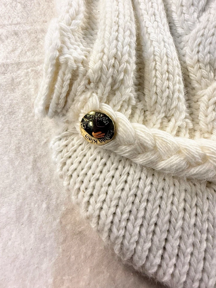 Gorro de punto con cable Calvin Klein Damas Blanco Marfil Foto 2 de 4