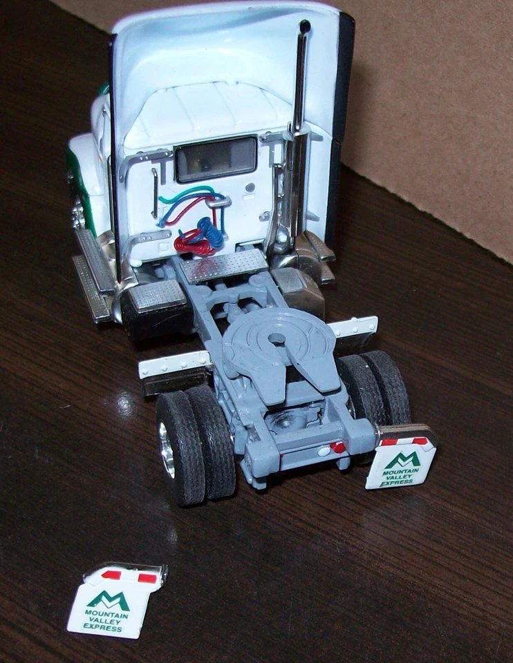 Remolque tractor internacional Mountain Valley Express doble camión 1:64 DCP Foto 3 de 4