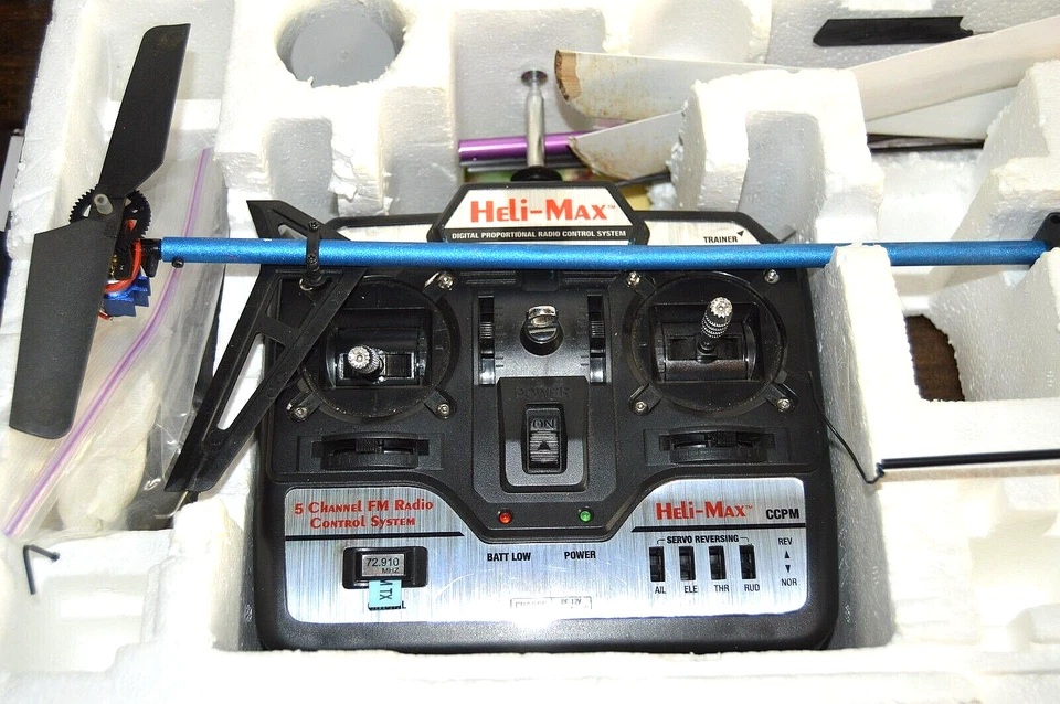 HELI-MAX AXE-CP HELICOPTER W/REMOTE CONTROL & MANY EXTRAS - Image 3 of 4