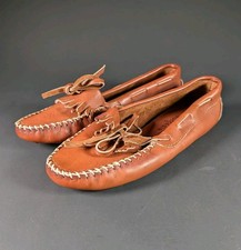 Minnetonka's classic Women's driving moccasin with rubber nub sole Size 9