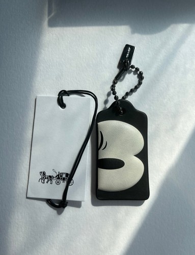 Neu mit Etikett Coach 1941 x Disney zwinkernde Mickey Mouse Hangtag Taschenanhänger schwarz Geschenkbox - Bild 1 von 2