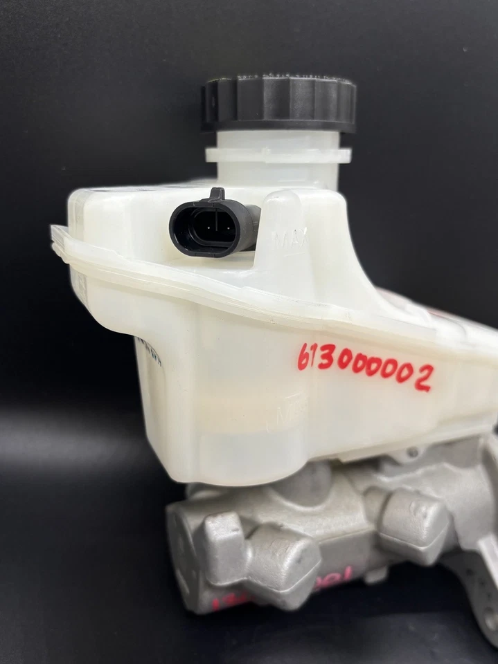 Cilindro maestro hidráulico de freno Maserati OEM 673000002 Ghibli 3,0 L V6 2x2  Foto 3 de 4