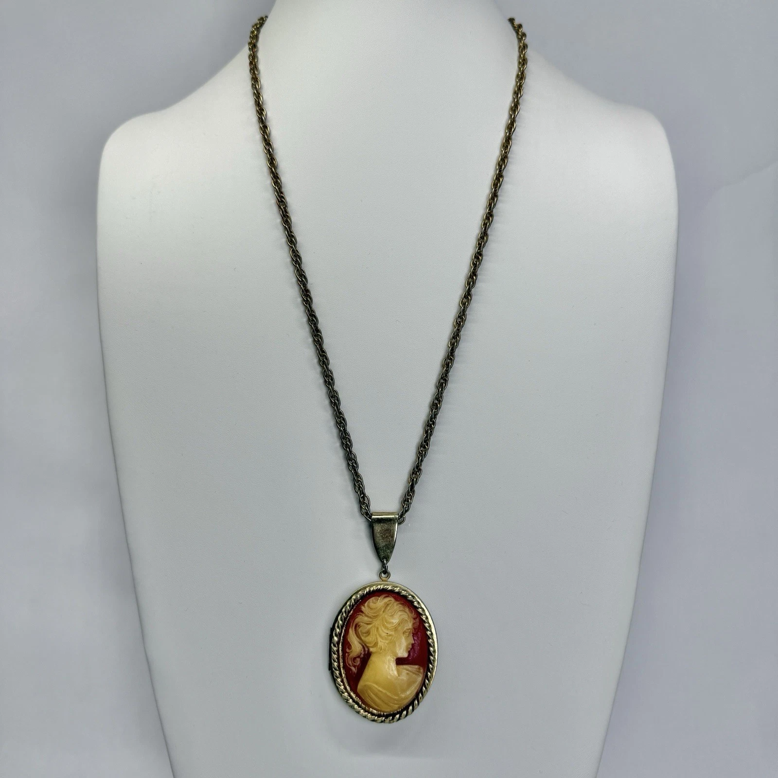 Elegant Hand Carved Cameo Locket Gold Tone Vintage Necklace Jewelry N276