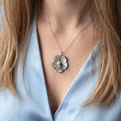 Halskette Blume Perlmutt und Zuchtperle 18K Weißgold - außergewöhnlicher Schmuck »