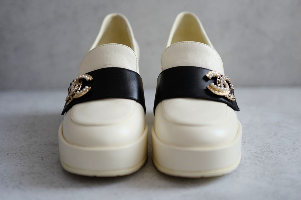 BNIB CHANEL 23C Ivory/Black Crystal CC Logo Moccasin Loafers 37.5