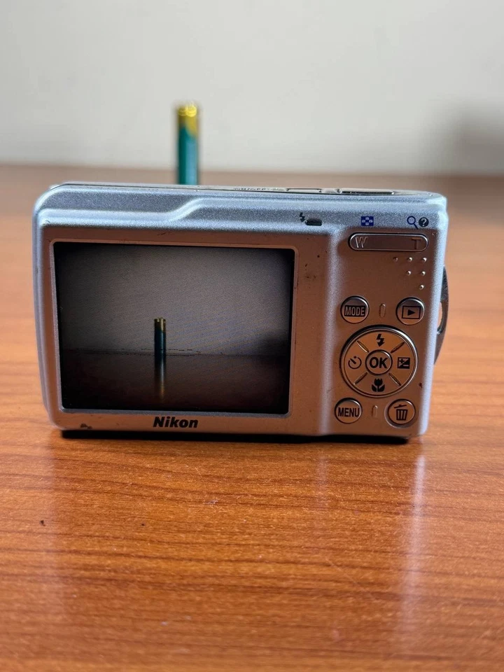 Nikon Coolpix S210 Fotocamera Digitale 8 MP Zoom 3X - Con Batteria e Caricatore - Immagine 3 di 4