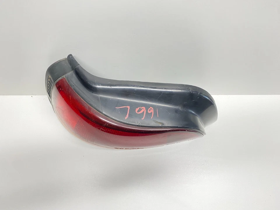 1991 - 1992 GEO STORM REAR LEFT DRIVER SIDE TAIL LIGHT LAMP OEM, 166-58516 - Image 4 of 4