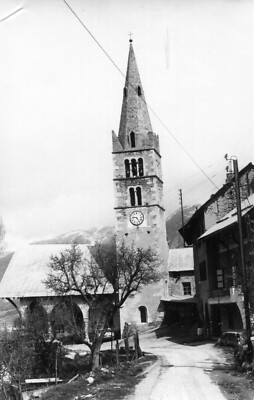 Foto aufgenommen in Risoul am 8. April 1977 Kirche Glockenturm und Straße