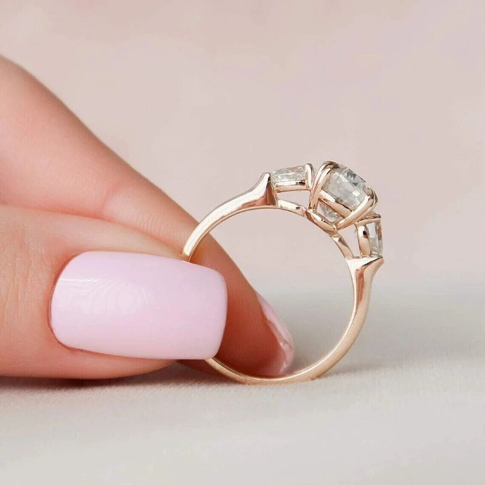 Anillo de compromiso simulado enchapado en oro rosa de tres diamantes de corte ovalado de 3,40 quilates talla 9 Foto 4 de 4
