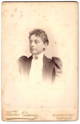 Fotografie Walter Davey, Harrogate, 26, James Street, Portrait bürgerliche Dame 