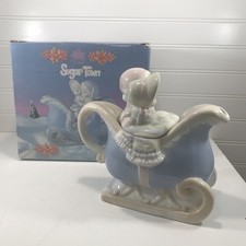 PRECIOUS MOMENTS 603384 SUGAR TOWN "COUPLE IN SLEIGH TEAPOT" 94’ (#26)