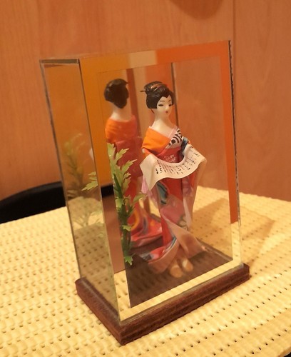 Vintage Japanese Geisha Doll in glass case - Picture 4 of 9