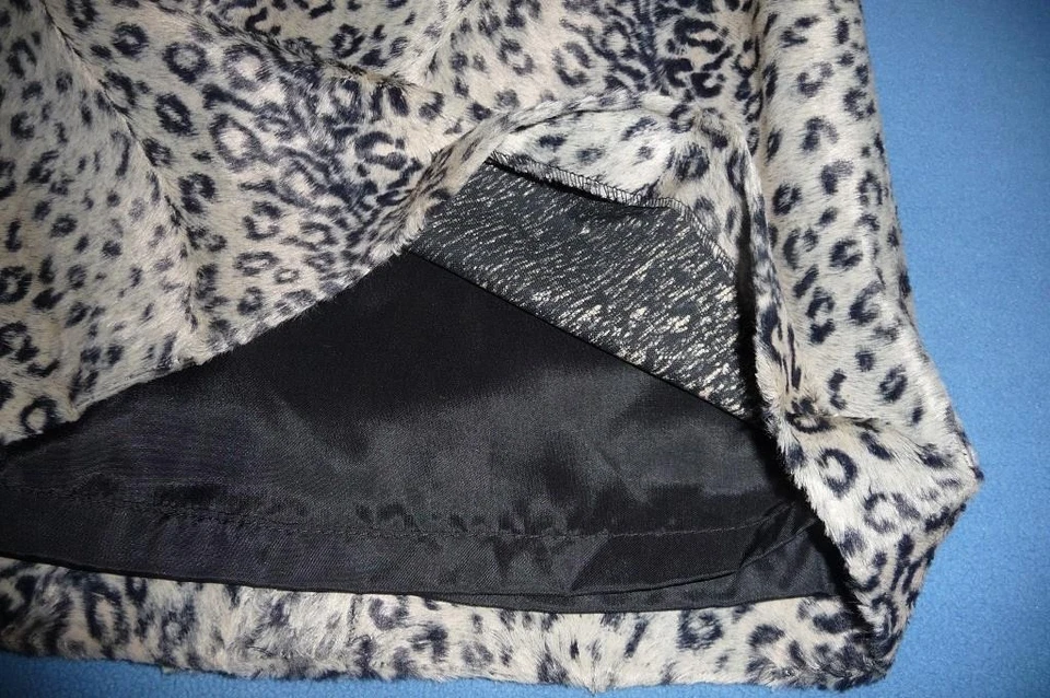 Minifalda OSCAR DE LA RENTA ~ $125 para mujer talla 6 gris negro piel sintética de leopardo Foto 2 de 4