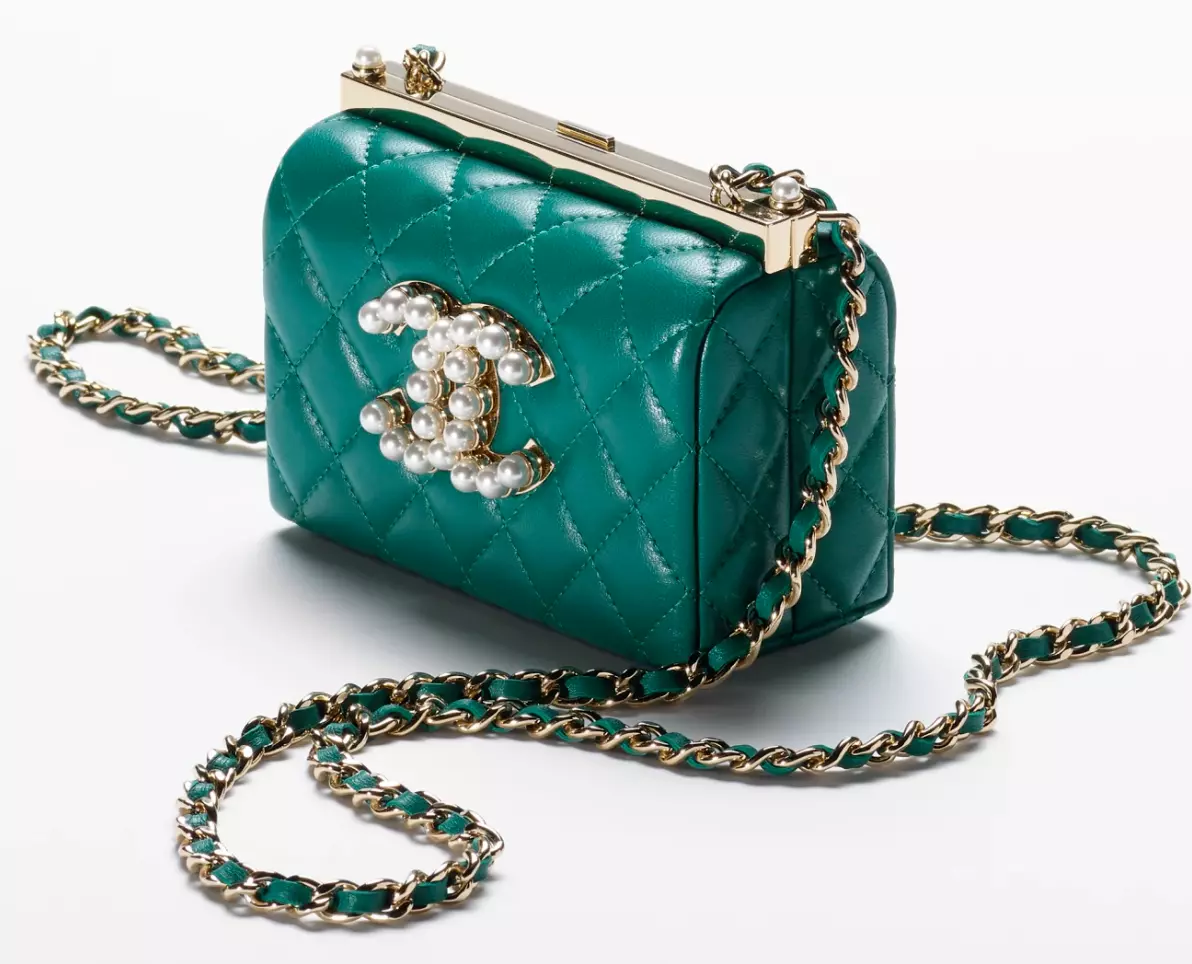 New CHANEL 23A GREEN EMERALD Vanity Clutch Gold PEARLS Evening Minaudière  Bag